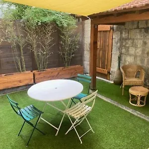 Avec Grande Cour Et Bassin Avignon